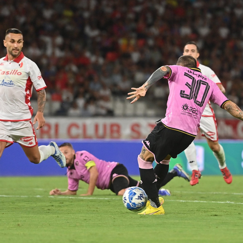 All'andata al San Nicola tra Bari e Palermo finì 1-1. Valente siglò il gol del vantaggio dei rosanero