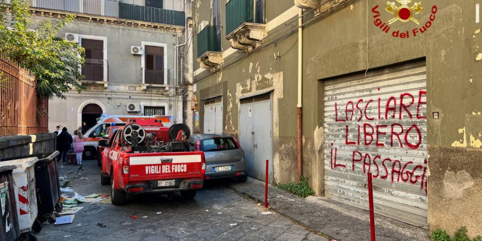 Crolla il solaio in una vecchia casa a Catania: ferita una donna di 50 ...