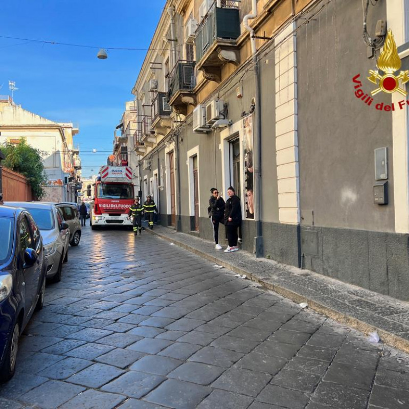 L'intervento dei vigili del fuoco in via Merlo a Catania dopo il crollo