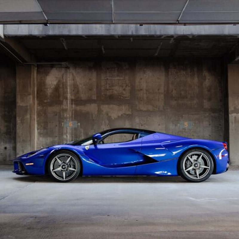 Ferrari: all'asta l'unica LaFerrari in blu elettrico