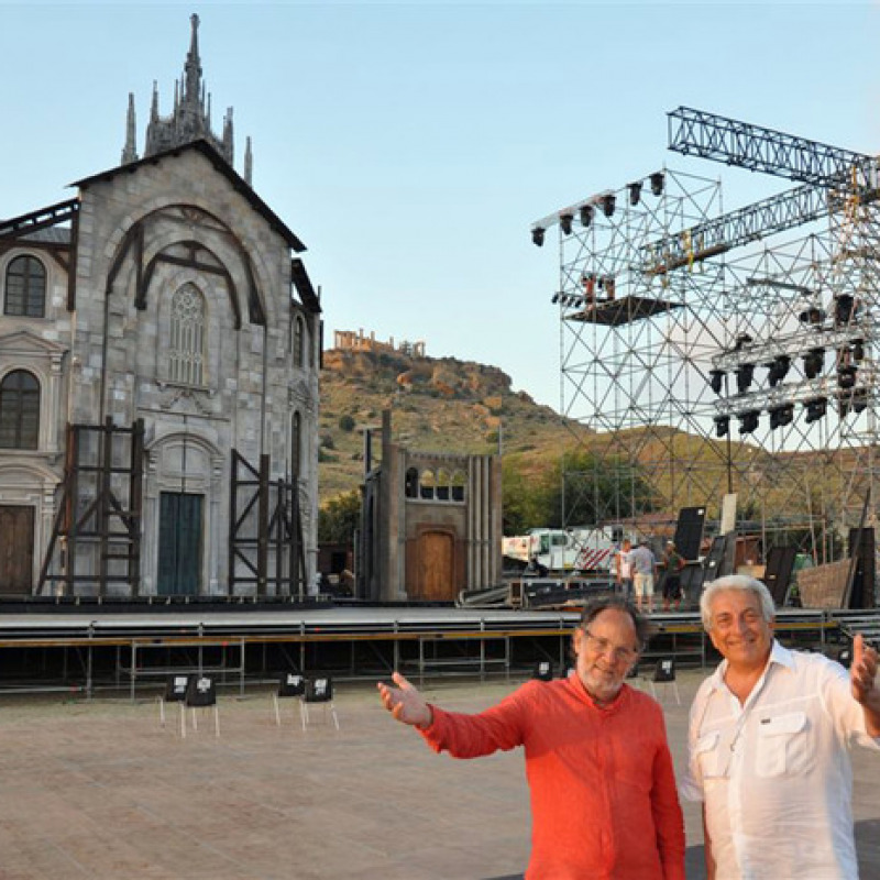 Pippo Flora (s) e Michele Guardi' (d) davanti alla scenografia del Duomo di Milano sullo sfondo della Valle dei Templi di Agrigento