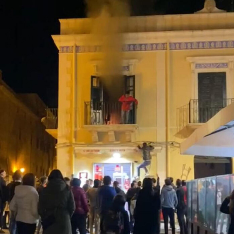 Folla davanti all'appartamento di Terrasini a fuoco