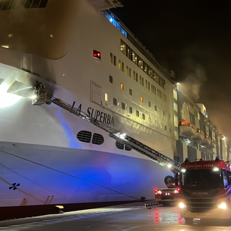 L'intervento dei vigili del fuoco per spegnere l'incendio sulla nave Superba a Palermo