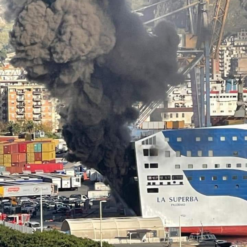 Il fumo dalla nave Superba dopo l'incendio