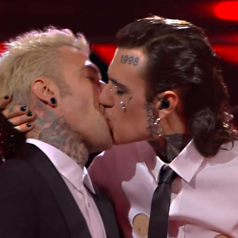 Il bacio fra Rosa Chemical e Fedez