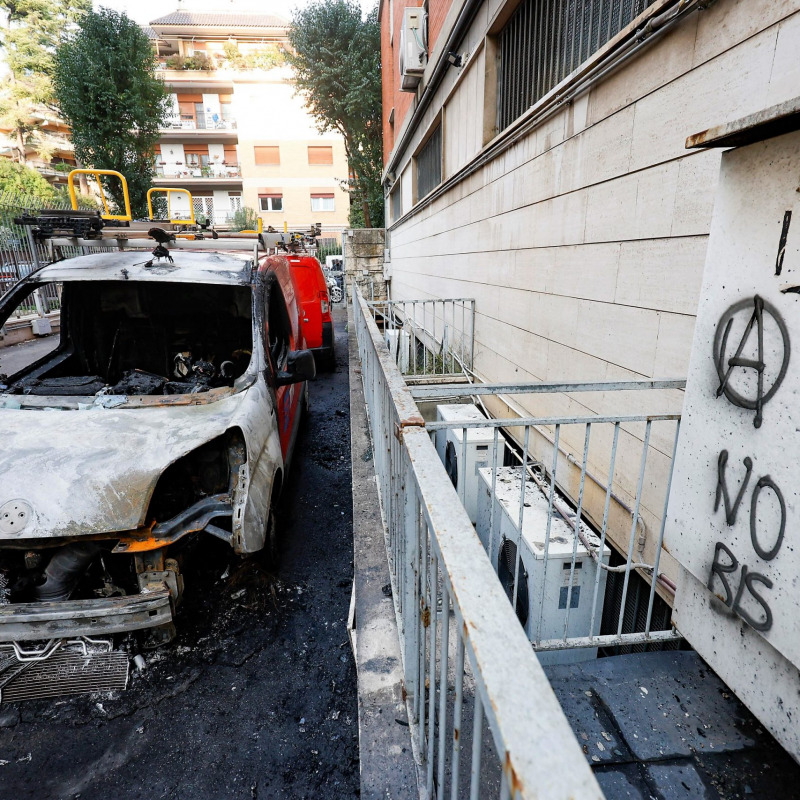 Auto in fiamme a Roma e accanto una scritta contro il 41 bis