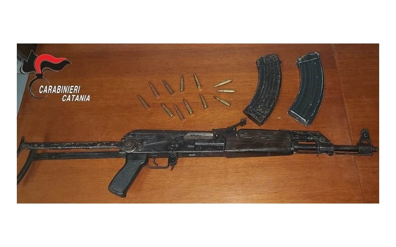 Il Kalashnikov trovato dai carabinieri