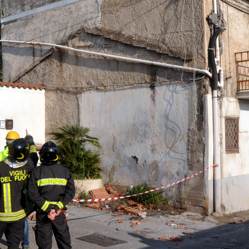 Vigili del fuoco al lavoro in via Umberto Maddalena