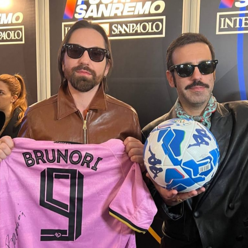 Il Palermo sbarca al festival di Sanremo: Brunori dona la maglia rosanero a Colapesce e Dimartino