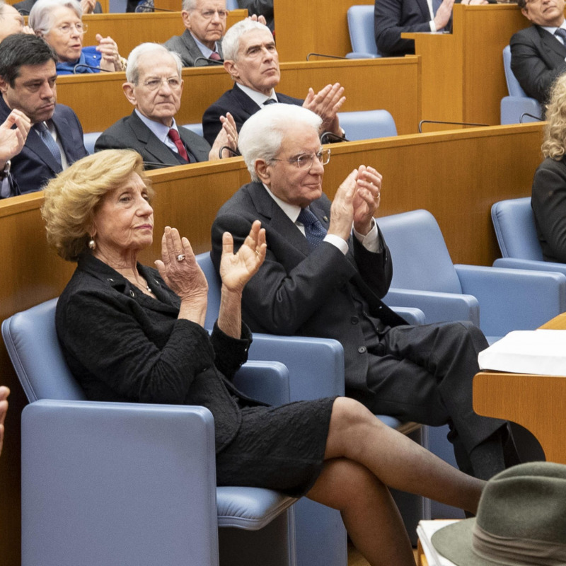 Mattarella accanto alla vedova di Gerardo Bianco in occasione della cerimonia commemorativa