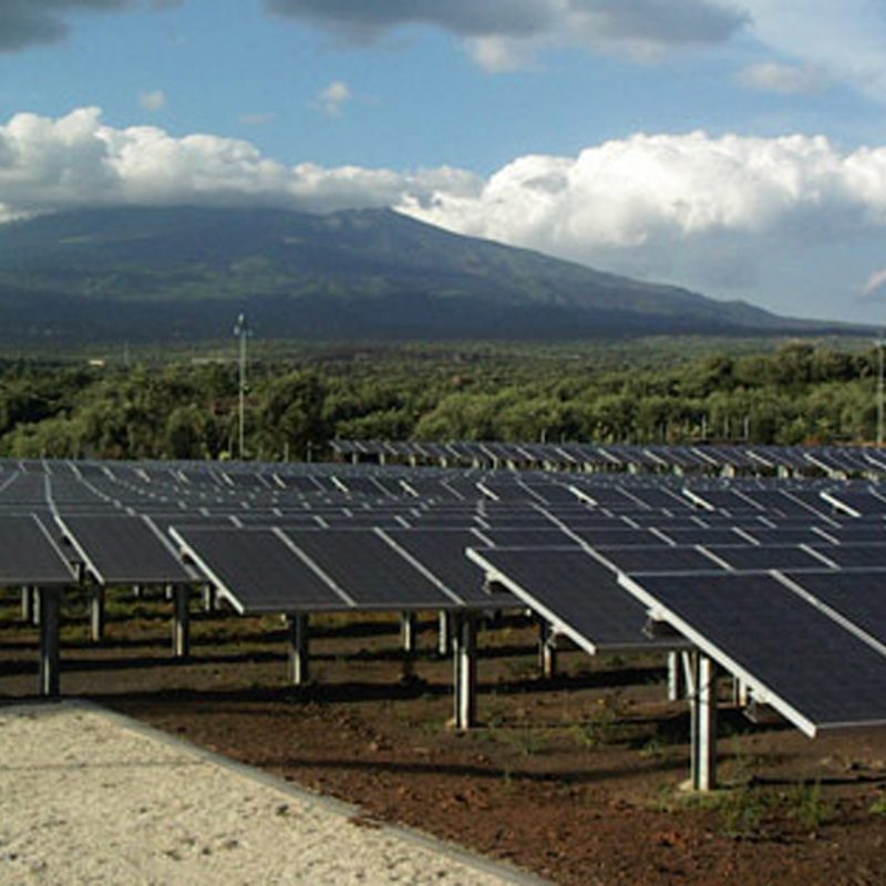 Un impianto fotovoltaico: recenti le polemiche per i ritardi nelle autorizzazioni dei progetti