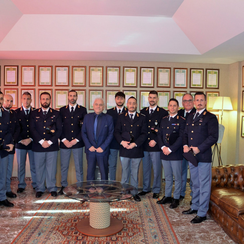 Il questore di Trapani Salvatore La Rosa con i dodici nuovi poliziotti