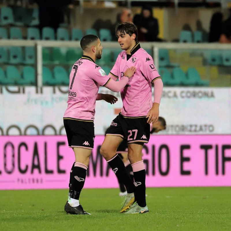 Tutino e Soleri dopo il gol del 2-1 contro la Reggina (foto Puglia)