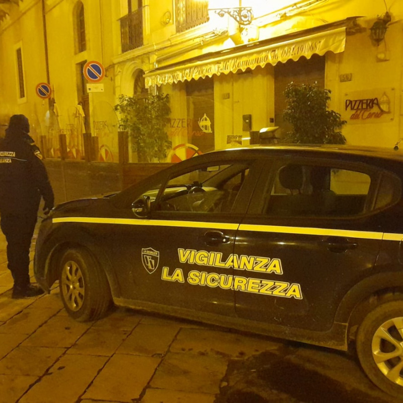 Tentato furto nella pizzeria Del Corso a Vittoria (Foto Assenza)