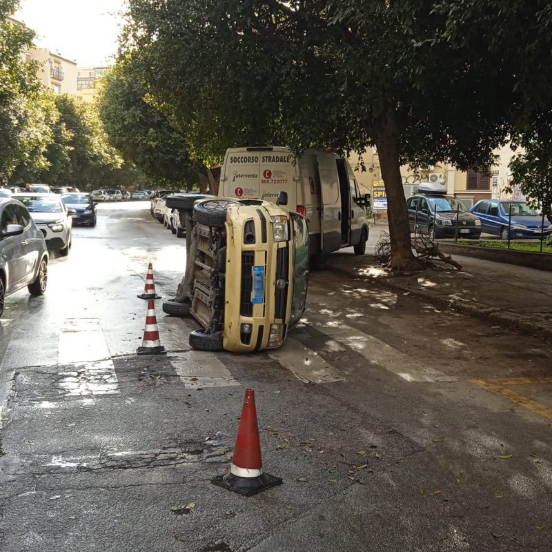 Perde il controllo e si capovolge con la sua auto: donna ferita a Palermo