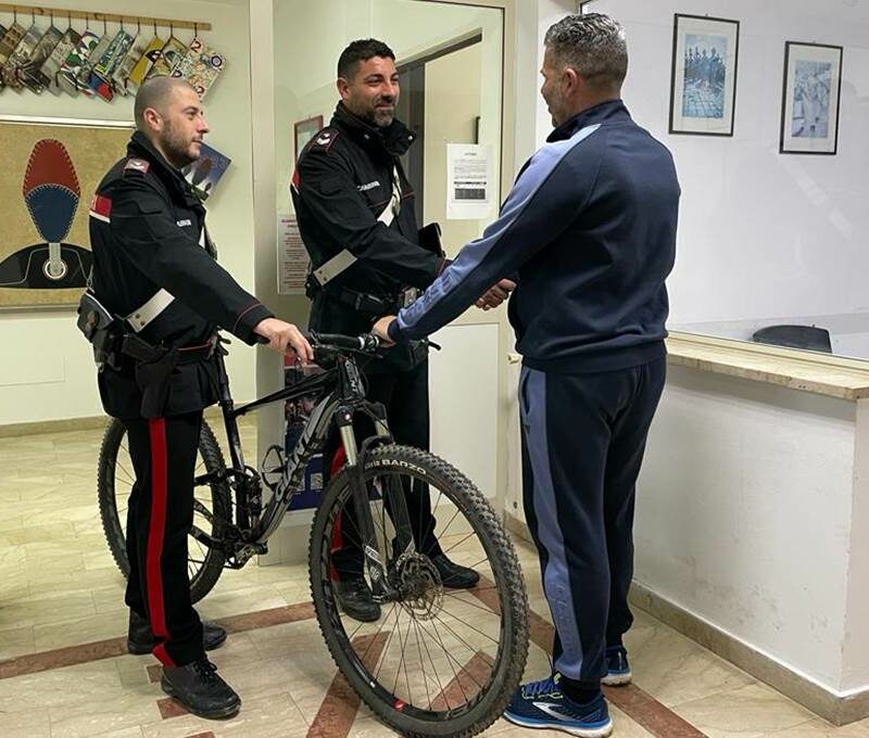 I carabinieri restituiscono la bici al legittimo proprietario
