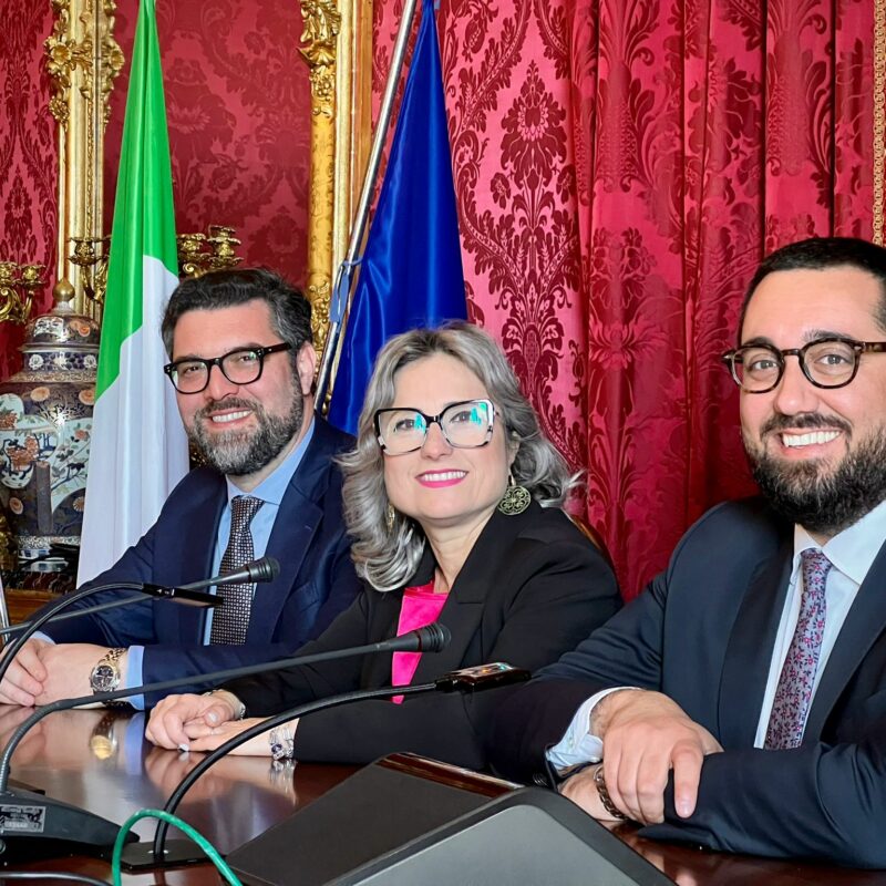 I deputati del M5S durante la conferenza stampa: da sinistra Da sinistra Antonio De Luca, Ketty Damante e Luigi Sunseri