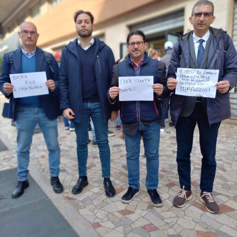 La protesta dei 4 consiglieri davanti agli uffici dell'Anagrafe