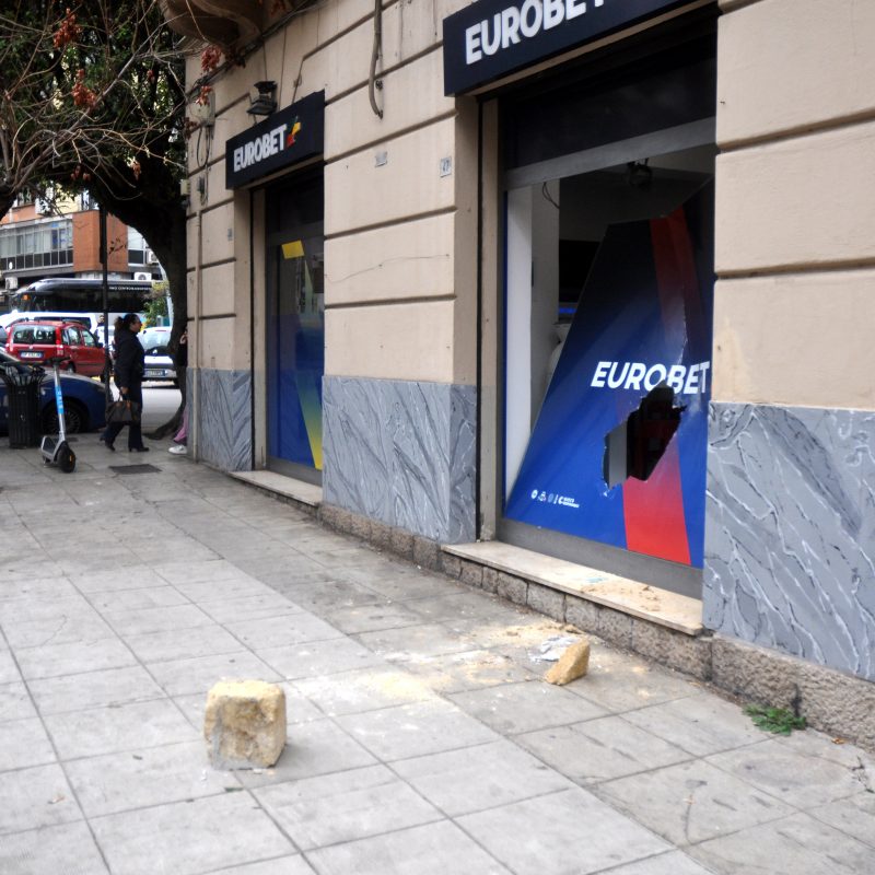 Il centro scommesse preso d'assalto in via Paolo Paternostro, a Palermo (foto Fucarini)