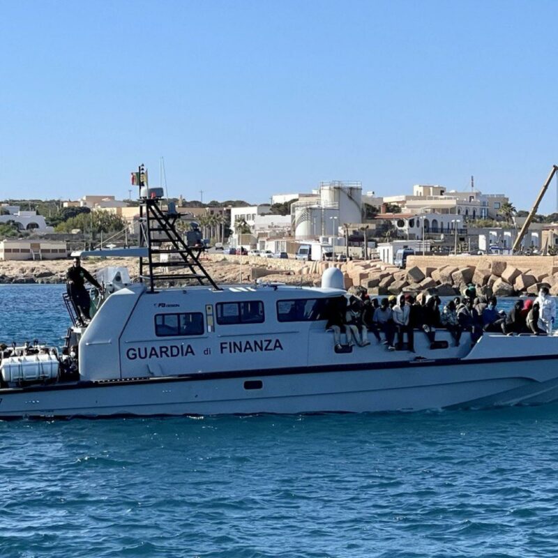 La guardia di finanza in soccorso di migranti giunti a Lampedusa (foto di Elio Desiderio/Ansa)