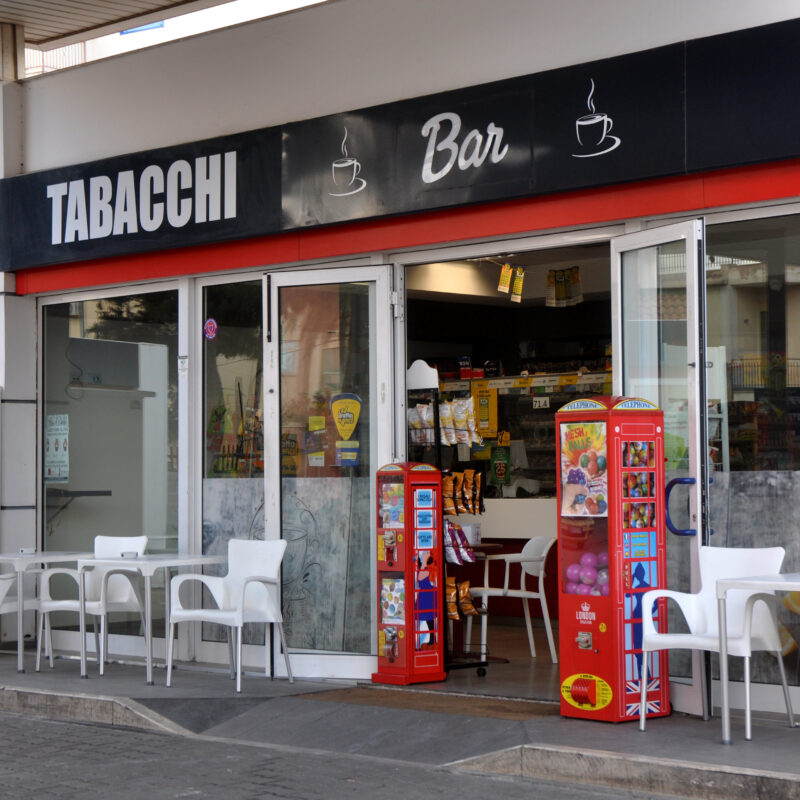 Il bar-tabacchi di via Galletti (foto Fucarini)
