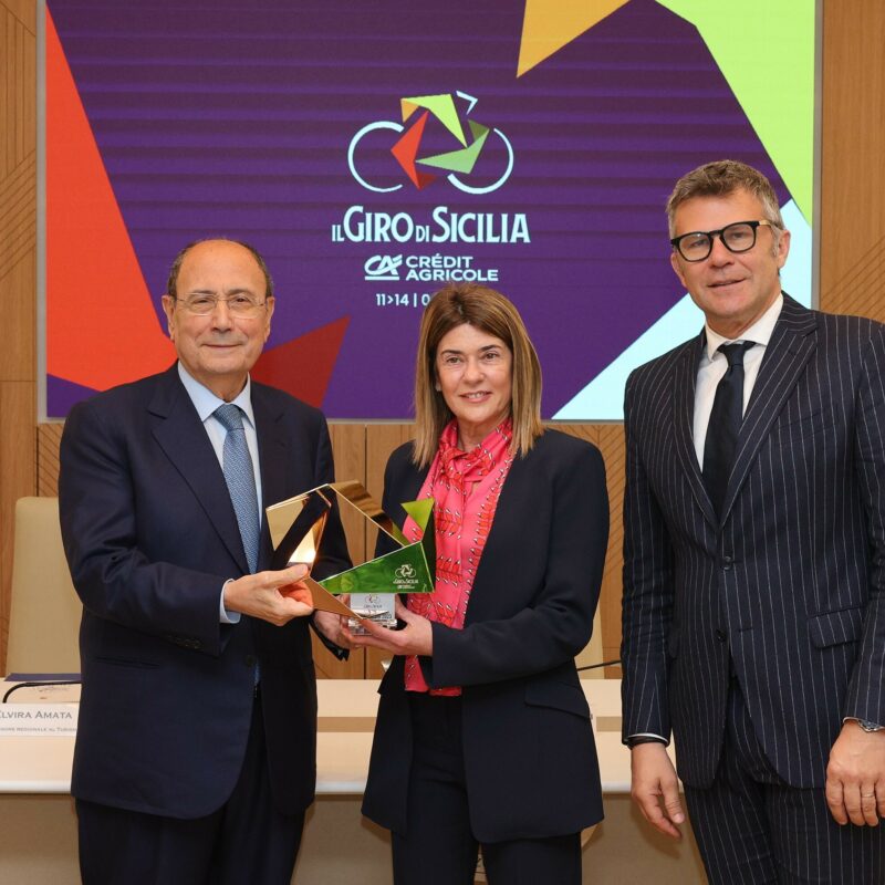Schifani con Elvira Amata, assessore regionale allo Sport, e Paolo Bellino, amministratore delegato di Rcs Sport, alla presentazione del Giro di Sicilia