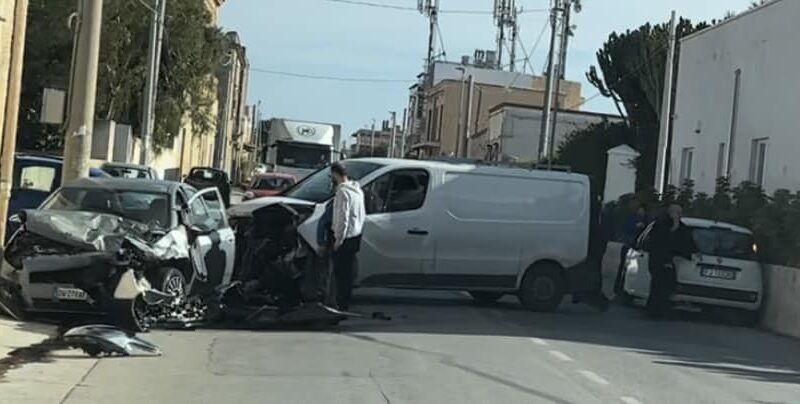 Incidente in via Trapani a Marsala (foto pubblicata da Mario Ottoveggio su Facebook)