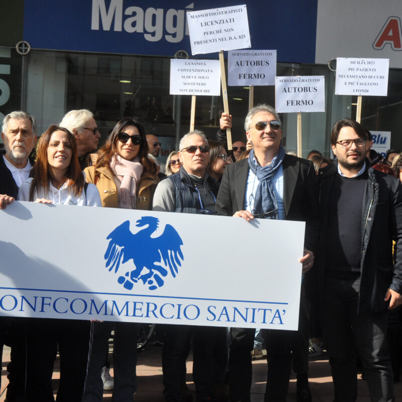 Manifestazione di protesta a Palermo di titolari e dipendenti dei laboratori d'analisi (foto Fucarini)