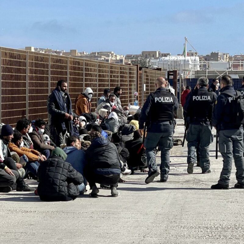 I migranti all'hotspot di Lampedusa