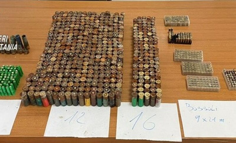 Le munizioni sequestrate dai carabinieri