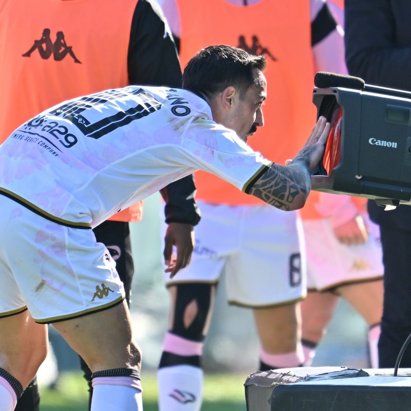 Francesco Di Mariano, un bacio alla telecamera dopo il gol (foto di Tullio Puglia)