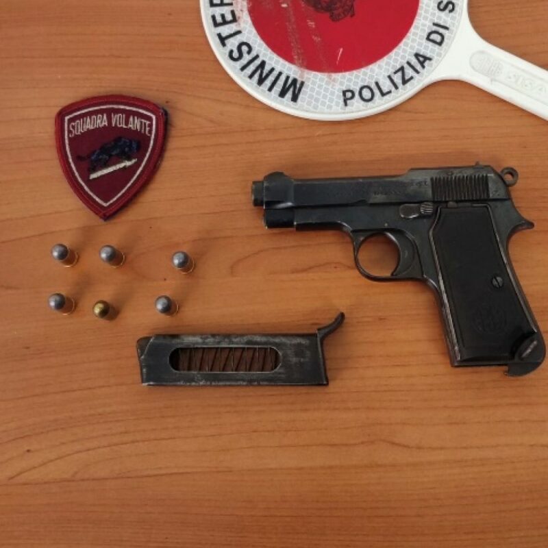 La pistola e le munizioni sequestrate dalla polizia