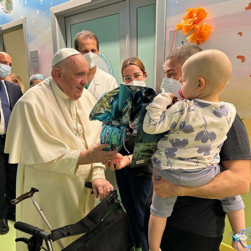 Il Papa in visita ai bambini ricoverati nel reparto di oncologia pediatrica