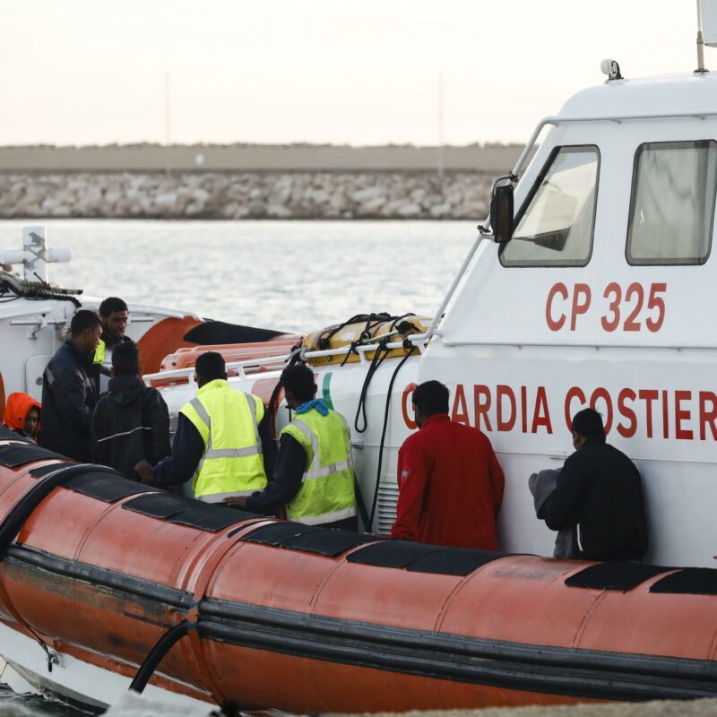 I 17 migranti sopravvissuti al naufragio del 12 marzo 2023 davanti alle coste libiche vengono accolti nel porto di Pozzallo. I naufraghi, tutti originari del Bangledesh, sono stati trasbordati sulle motovedette della Guardia Costiera dal mercantile "Froland", che li aveva soccorsi, Pozzallo 13 marzo 2023. ANSA/FRANCESCA RUTA