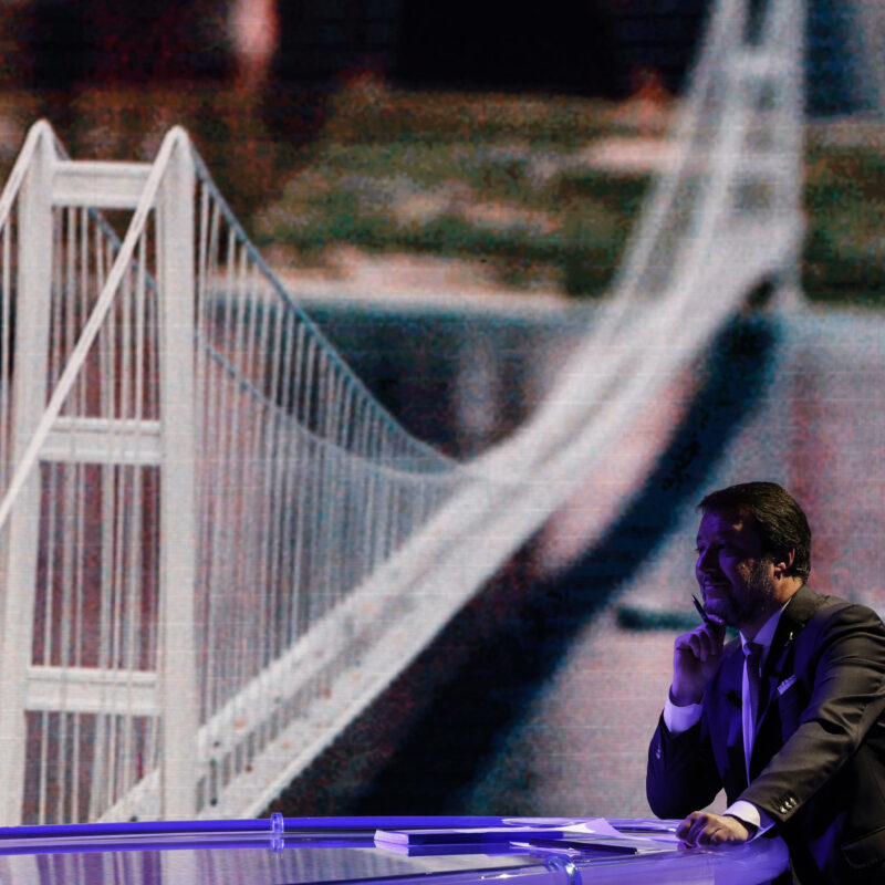 Salvini davanti al rendering del Ponte sullo Stretto