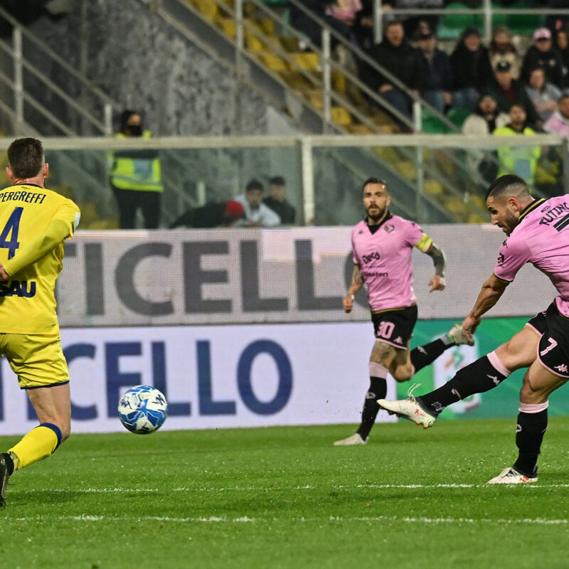 Il primo gol di Tutino con il Palermo (foto Puglia)