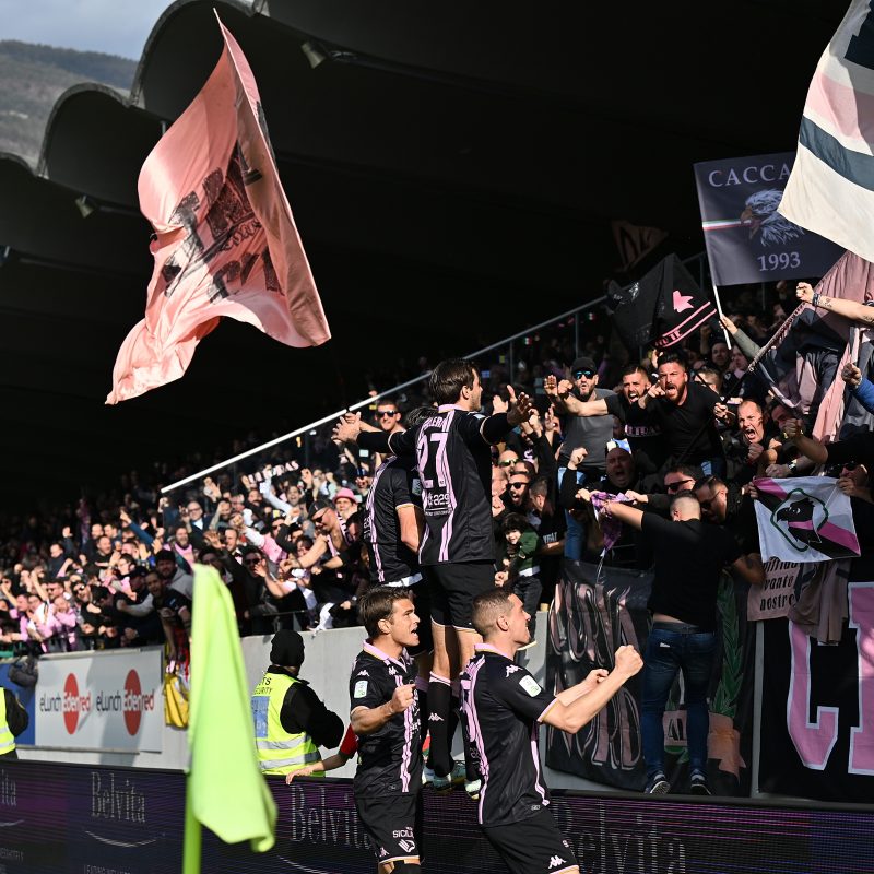 I tifosi del Palermo a Bolzano esultano al gol di Soleri (Foto Tullio Puglia)