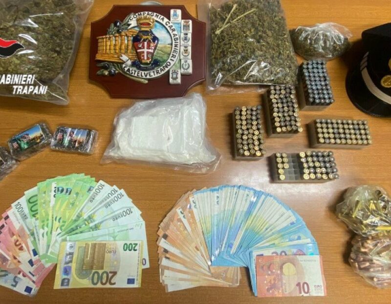 La droga, le munizioni e i soldi trovati al titolare del bar