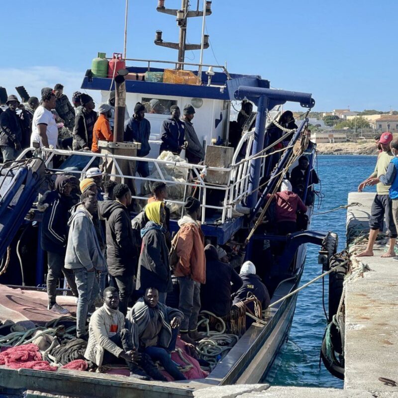 Il peschereccio con a bordo un gruppo di migranti è attraccato direttamente al molo del porto di Lampedusa