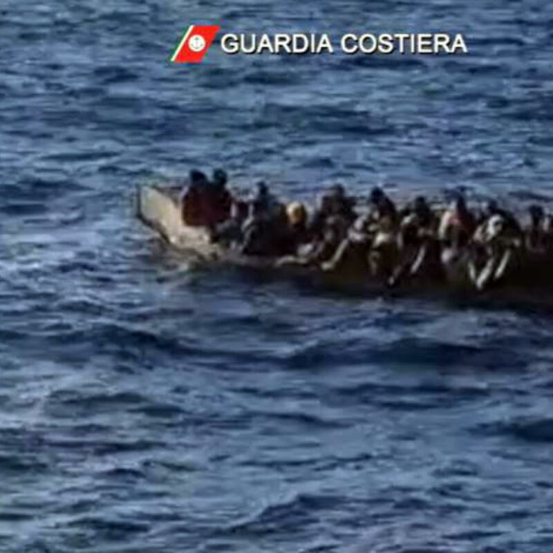 Una immagine del soccorso della Guardia costiera a Lampedusa