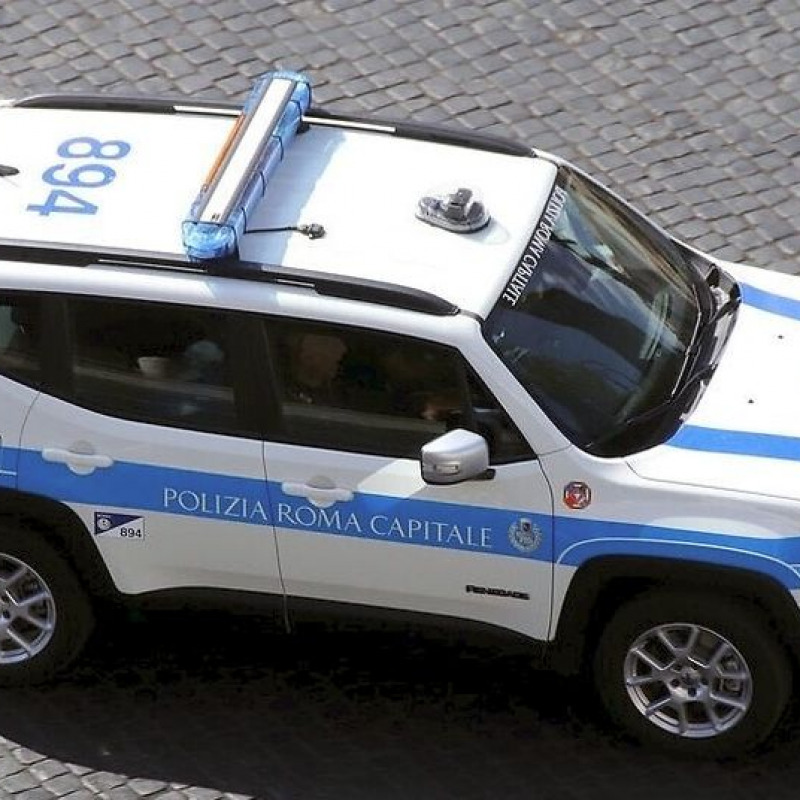 TORINO (ITALPRESS) – Si rafforza il sodalizio tra Stellantis Fleet & Business e le forze dell’ordine sul territorio nazionale: nello specifico, 40 Jeep Renegade 4xe Plug-In Hybrid in allestimento Limited sono a disposizione del Corpo di Polizia Locale di Roma Capitale. Si tratta del primo Suv con tecnologia Plug-In Hybrid a indossare la divisa della