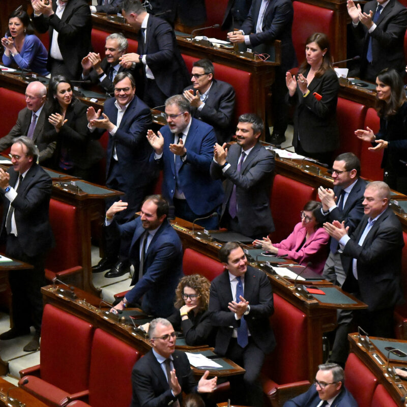 L'applauso dei banchi del centrosinistra dopo l'esito della votazione alla Camera