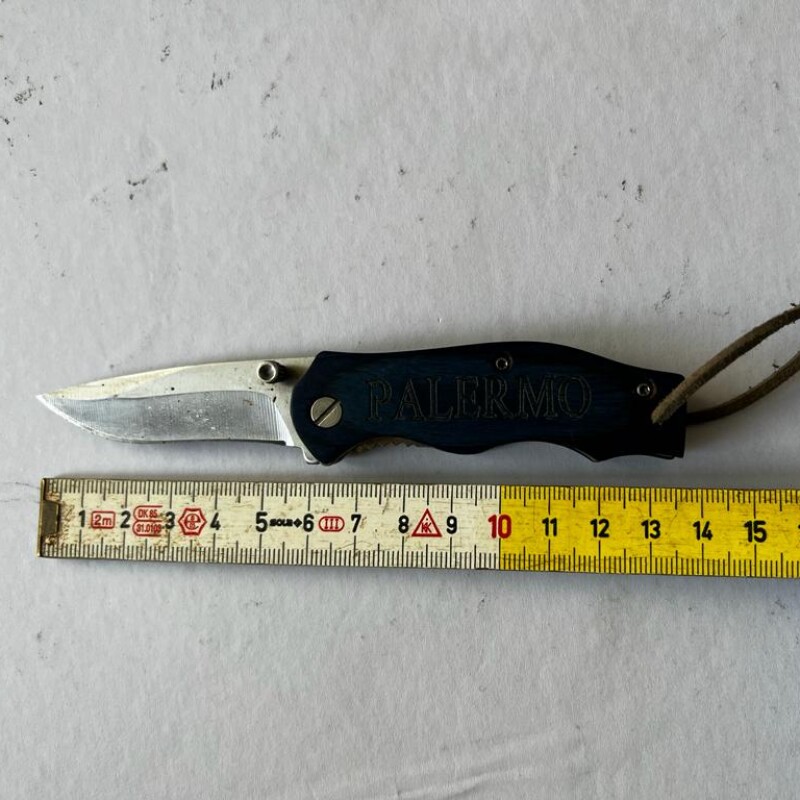 Il coltello con cui sono stati feriti un agente e un passante