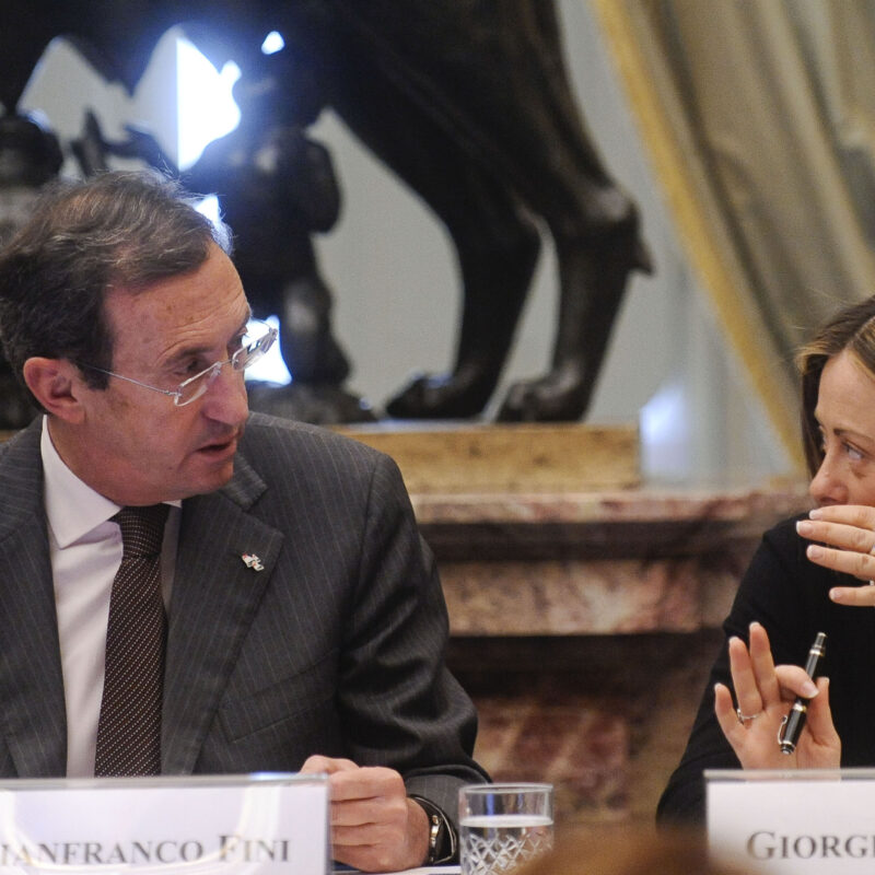 Gianfranco Fini e Giorgia Meloni in una foto del 2011: il primo era presidente della Camera, l'attuale premier era ministro della Gioventù