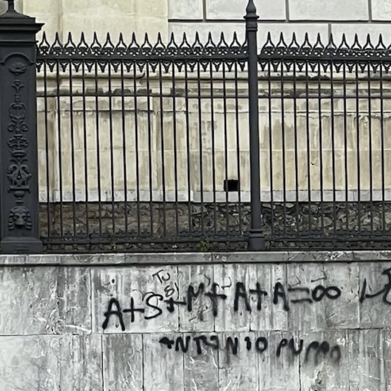 Vandalismo a Giarre, imbrattato con scritte il muro della chiesa madre