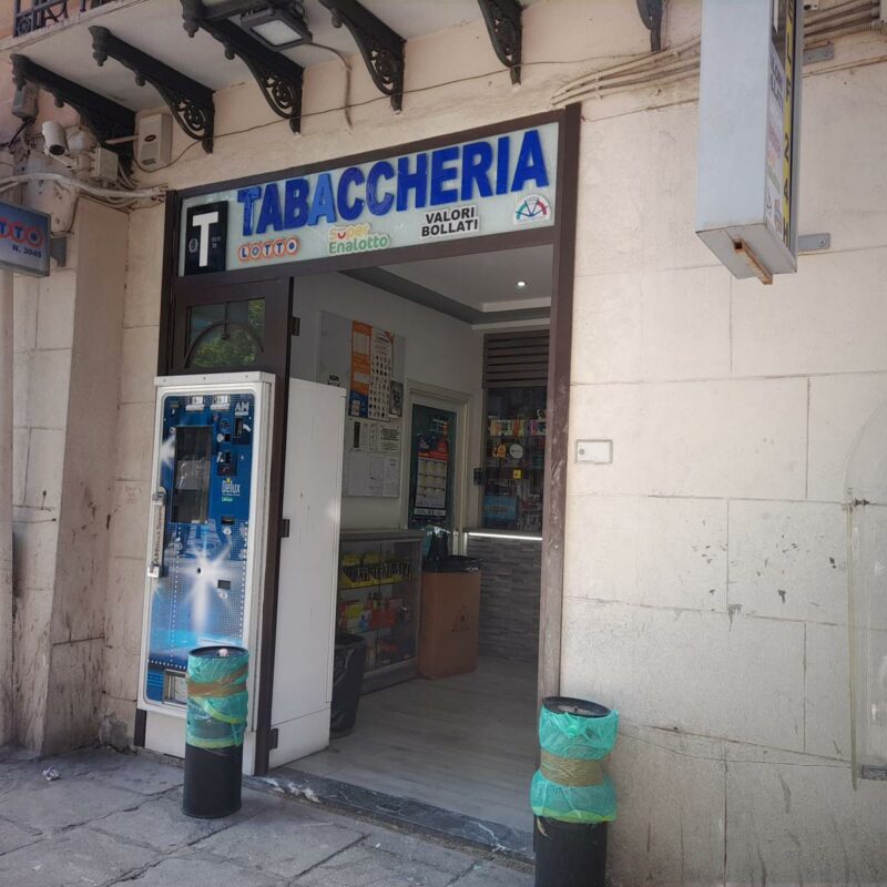 La tabaccheria di via Maqueda presa d'assalto