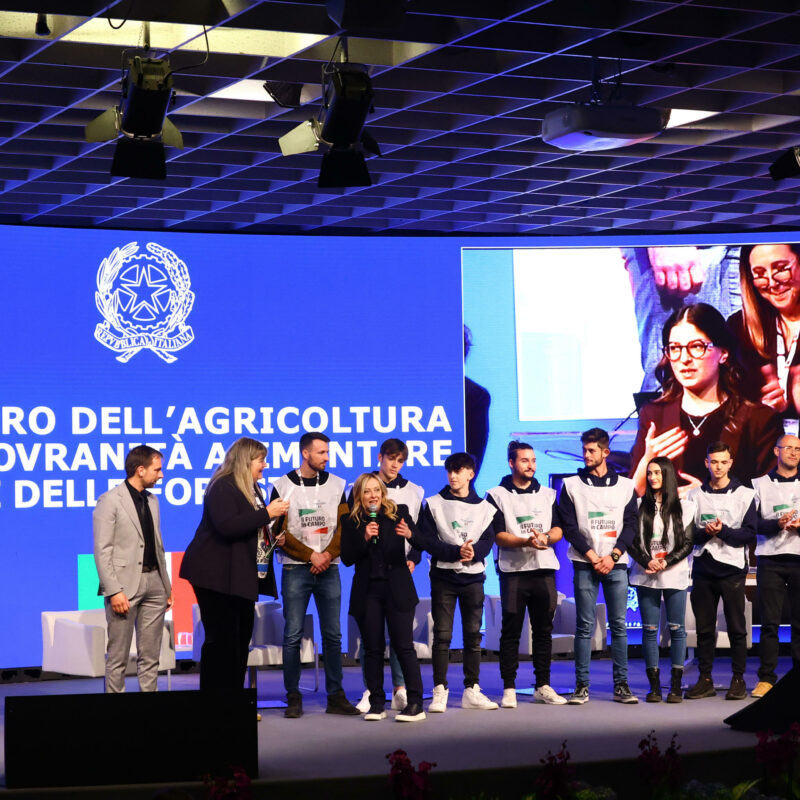 Nella foto: Teresa Gasbarro, Ornella Lo Mauro, Roberta Urso, Giulia Governali e Giorgia Meloni