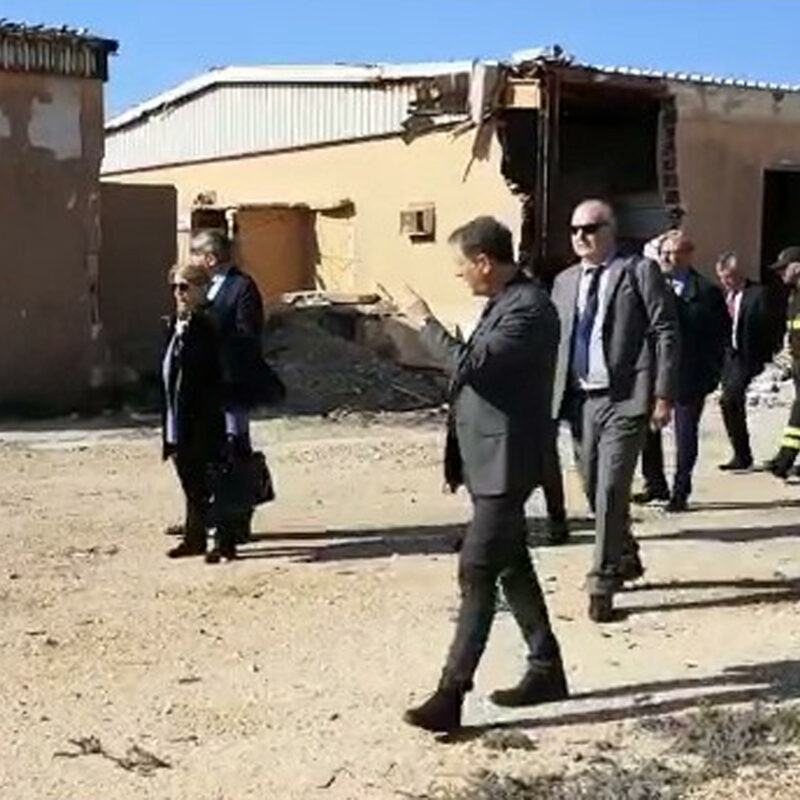 Un fermo immagine tratto da un video mostra il commissario delegato allo stato d'emergenza migranti, il prefetto Valerio Valenti durante la visita a Lampedusa