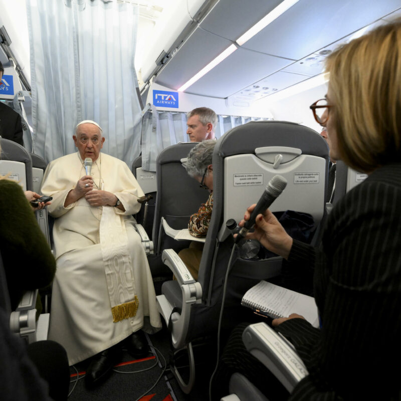 Papa Francesco con i giornalisti sul volo di rientro da Budapest al termine del viaggio apostolico in Ungheria