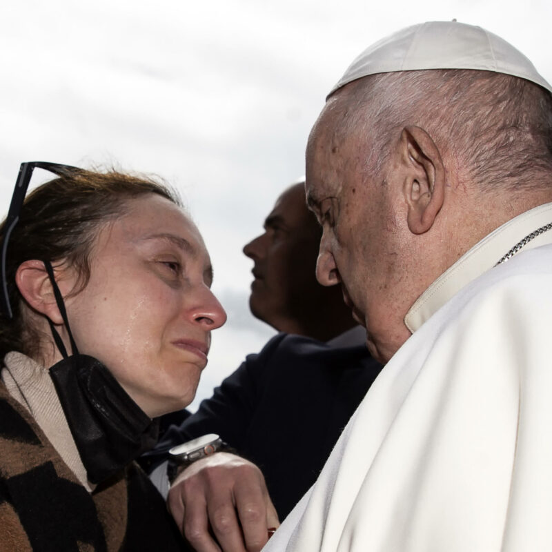 La carezza del Papa alla mamma che ha perso la figlia